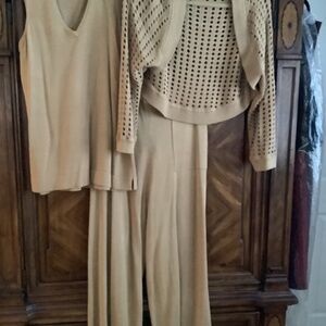 3piece beautiful quality knit cropped pants,top,shrug